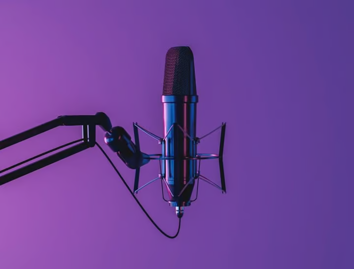 launch-a-podcast-AoPqjbl80WSGMPpV